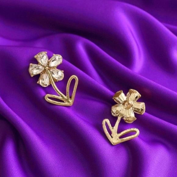 🔥NWT🔥 Rhinestone & Gold Flower Stud Earrings Stylish Jewelry Women Earrings - Picture 5 of 5